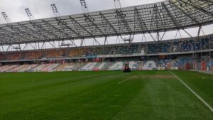 01-stadion-miejski-w-bielsku-białej-dosiew-wglebny-trawy