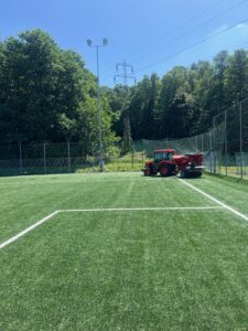 02-stadion-orlava-czechy-dosypanie-granulatu